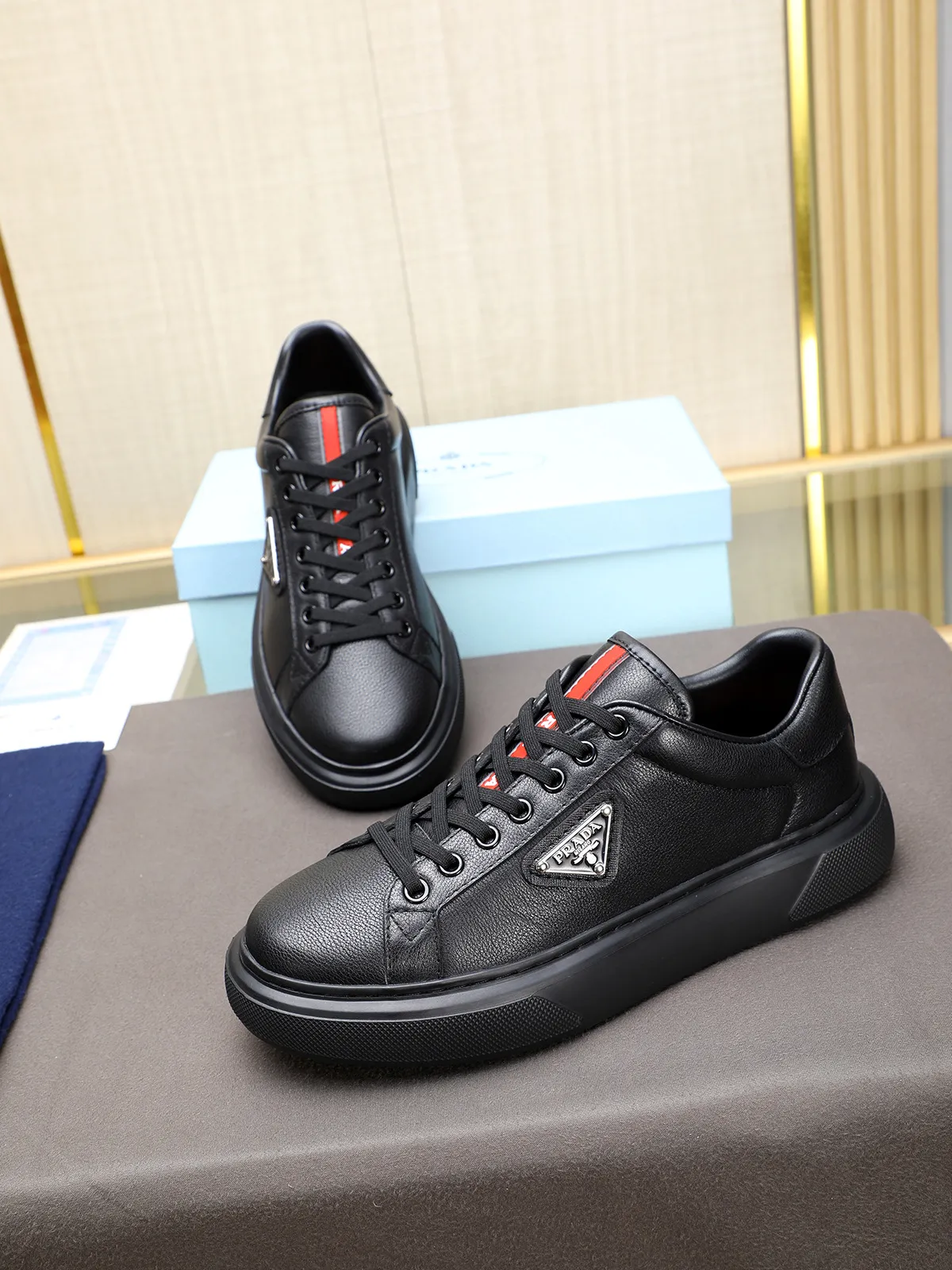 Men's shoes 💰460 Prada/Prada Men's new casual shoes, this upper is made of imported calfskin + sheep lining! The outside is decorated with the P family's classic metal triangle enamel logo, and the outsole is made of non-slip sports foam ultra-light outsole, which feels good on the feet and is a fashionable and fashionable item!  Size: 38-44 (45 customized)